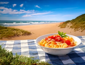 蓝天白云沙滩海边番茄意面美食图片